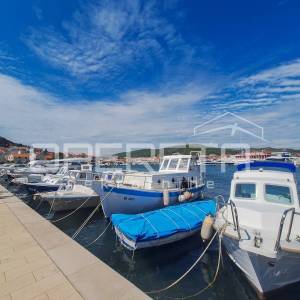 Renovirana kuća s 3 apartmana- Tribunj centar