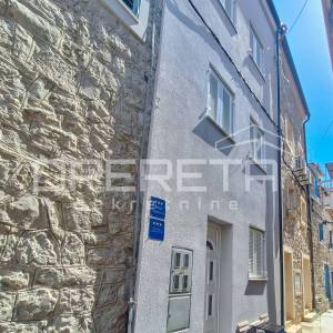 Renovirana kuća s 3 apartmana- Tribunj centar