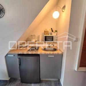 Renovirana kuća s 3 apartmana- Tribunj centar