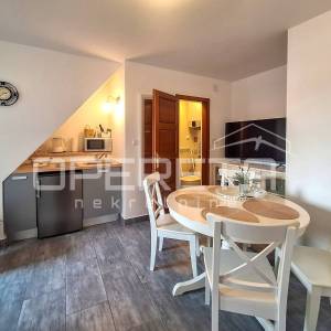 Renovirana kuća s 3 apartmana- Tribunj centar