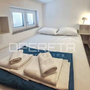 Renovirana kuća s 3 apartmana- Tribunj centar