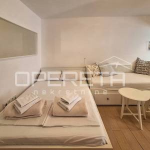 Renovirana kuća s 3 apartmana- Tribunj centar