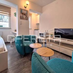 Renovirana kuća s 3 apartmana- Tribunj centar