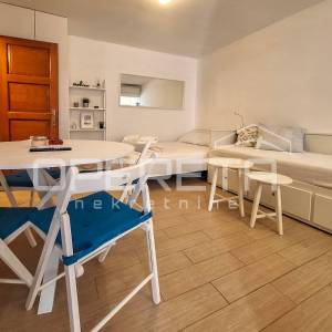 Renovirana kuća s 3 apartmana- Tribunj centar