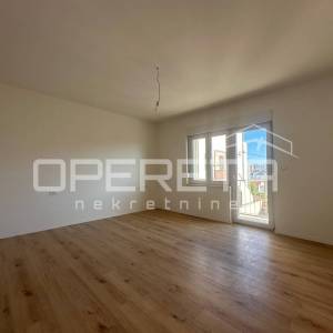 Renovirani trosobni stan s lođom i balkonom u Visokoj
