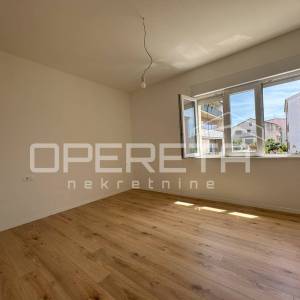 Renovirani trosobni stan s lođom i balkonom u Visokoj