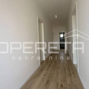 Renovirani trosobni stan s lođom i balkonom u Visokoj