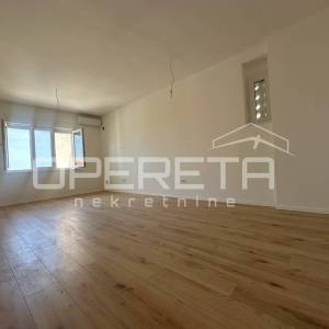 Renovirani trosobni stan s lođom i balkonom u Visokoj