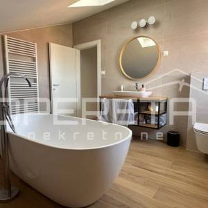 Rezidencija na top lokaciji u Splitu, okućnica, bazen, pogled na more