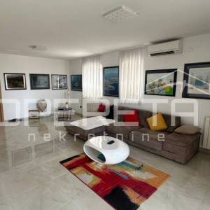 Rezidencija na top lokaciji u Splitu, okućnica, bazen, pogled na more