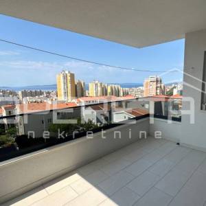 Rezidencija na top lokaciji u Splitu, okućnica, bazen, pogled na more