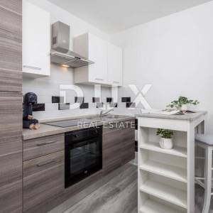 RIJEKA, CENTAR - moderan stan 3SKL/2S+DB s dvije kupaonice i dvije kuhinje