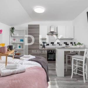 RIJEKA, CENTAR - moderan stan 3SKL/2S+DB s dvije kupaonice i dvije kuhinje