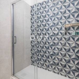 RIJEKA, CENTAR – Premium uređena nekretnina s tri zasebne jedinice i pogledom na cijeli Kvarner