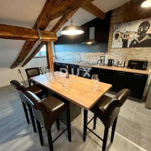 RIJEKA, CENTAR – Prostran i suvremeno uređen stan s pogledom na more na atraktivnoj lokaciji