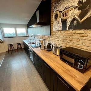 RIJEKA, CENTAR – Prostran i suvremeno uređen stan s pogledom na more na atraktivnoj lokaciji