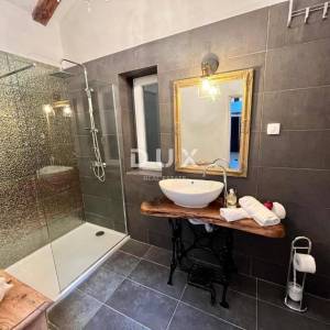 RIJEKA, CENTAR – Prostran i suvremeno uređen stan s pogledom na more na atraktivnoj lokaciji