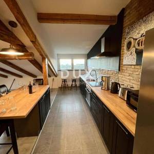 RIJEKA, CENTAR – Prostran i suvremeno uređen stan s pogledom na more na atraktivnoj lokaciji