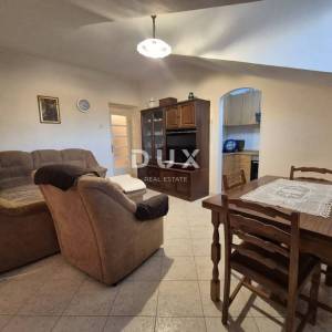 RIJEKA, CENTAR – Stan s pogledom na kazalište i more, u srcu grada