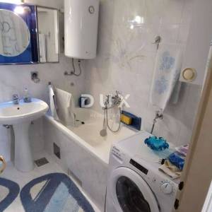 RIJEKA, DONJA VEŽICA – Uređen dvosobni stan s pogledom na more i balkonom