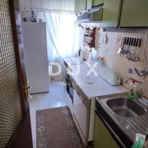 RIJEKA, DONJA VEŽICA – Uređen dvosobni stan s pogledom na more i balkonom