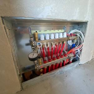 RIJEKA, DRENOVA - ekskluzivan stan 2S+DB u NOVOGRADNJI na 1. katu s balkonom + 2 parkirna mjesta! PRILIKA!