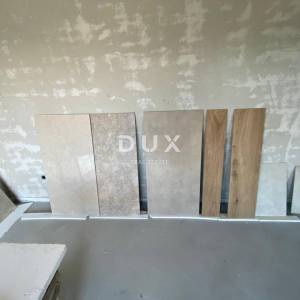 RIJEKA, DRENOVA - ekskluzivan stan 2S+DB u NOVOGRADNJI na 1. katu s balkonom + 2 parkirna mjesta! PRILIKA!