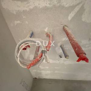 RIJEKA, DRENOVA - ekskluzivan stan 2S+DB u NOVOGRADNJI na 1. katu s balkonom + 2 parkirna mjesta! PRILIKA!