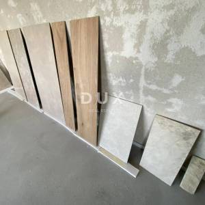 RIJEKA, DRENOVA - ekskluzivan stan 2S+DB u NOVOGRADNJI na 1. katu s balkonom + 2 parkirna mjesta! PRILIKA!