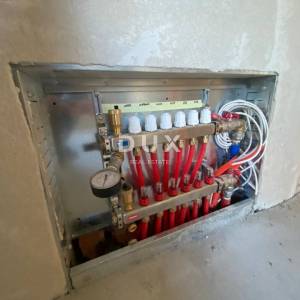 RIJEKA, DRENOVA - ekskluzivan stan 2S+DB u NOVOGRADNJI na 1. katu s balkonom + 2 parkirna mjesta! PRILIKA!