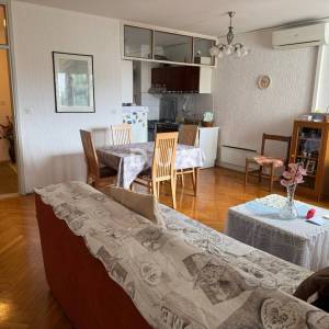 RIJEKA, GORNJA VEŽICA - prostrani stan od 91 m2 s pogledom na more