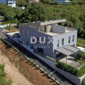 RIJEKA, KOSTRENA - ekskluzivna dvojna kuća s jacuzzijem - novogradnja s panoramskim pogledom na more! PRILIKA!