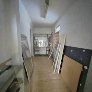 RIJEKA, SUŠAK - poslovni prostor s velikim izlogom, odlična lokacija 52 m2