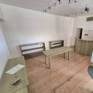 RIJEKA, SUŠAK - poslovni prostor s velikim izlogom, odlična lokacija 52 m2