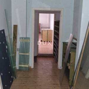 RIJEKA, SUŠAK - poslovni prostor s velikim izlogom, odlična lokacija 52 m2