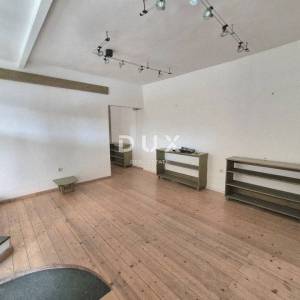 RIJEKA, SUŠAK - poslovni prostor s velikim izlogom, odlična lokacija 52 m2