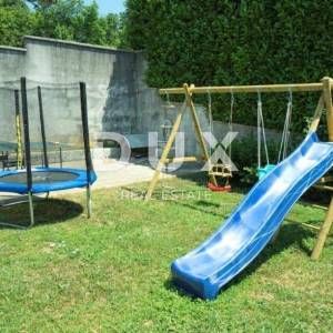 RIJEKA, VIŠKOVO, SARŠONI - samostojeća kuća s bazenom i pogledom na more + velika okućnica! PRILIKA!