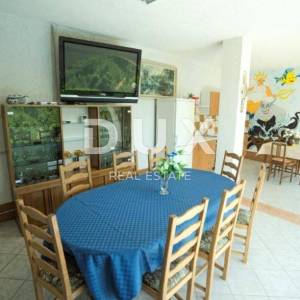 RIJEKA, VIŠKOVO, SARŠONI - samostojeća kuća s bazenom i pogledom na more + velika okućnica! PRILIKA!