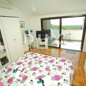 RIJEKA, VIŠKOVO, SARŠONI - samostojeća kuća s bazenom i pogledom na more + velika okućnica! PRILIKA!