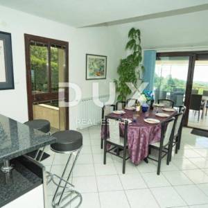 RIJEKA, VIŠKOVO, SARŠONI - samostojeća kuća s bazenom i pogledom na more + velika okućnica! PRILIKA!