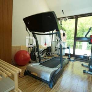 RIJEKA, VIŠKOVO, SARŠONI - samostojeća kuća s bazenom i pogledom na more + velika okućnica! PRILIKA!