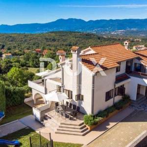 RIJEKA, VIŠKOVO, SARŠONI - samostojeća kuća s bazenom i pogledom na more + velika okućnica! PRILIKA!