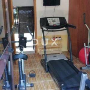 RIJEKA, VIŠKOVO, SARŠONI - samostojeća kuća s bazenom i pogledom na more + velika okućnica! PRILIKA!