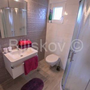 Rogoznica,uvala Lozica,samostojeca apartmanska kuca.