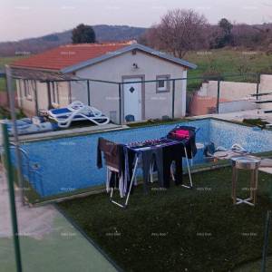 Rovinj – prizemnica s bazenom i velikom parcelom (68 m²)