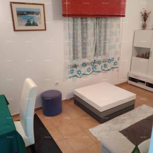 Rovinj – prizemnica s bazenom i velikom parcelom (68 m²)
