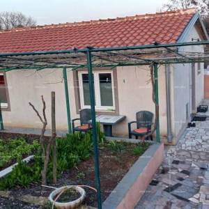 Rovinj – prizemnica s bazenom i velikom parcelom (68 m²)