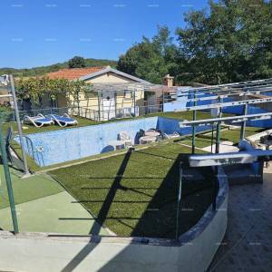 Rovinj – prizemnica s bazenom i velikom parcelom (68 m²)