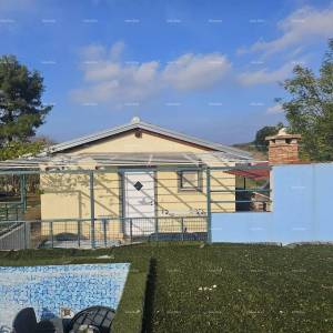 Rovinj – prizemnica s bazenom i velikom parcelom (68 m²)