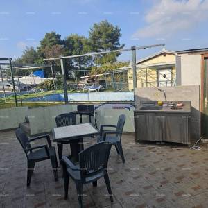 Rovinj – prizemnica s bazenom i velikom parcelom (68 m²)